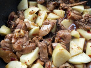 21、美味家常熬炒鸡,翻炒，如果喜欢汤汁多一点的朋友此时可以再加一点高汤或水。