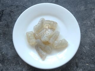 3、椰子海鲜芝士焗饭,鲜虾去头去尾，剥去外壳，挑去虾线后清洗干净放少许盐腌制一会儿;