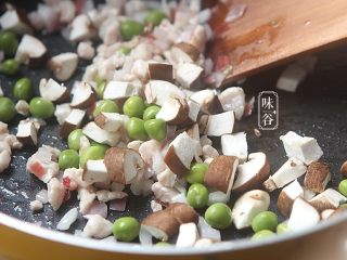 9、椰子海鲜芝士焗饭,再倒入香菇丁翻炒；