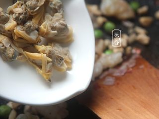 11、椰子海鲜芝士焗饭,然后倒入花甲肉；