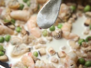 13、椰子海鲜芝士焗饭,放入一小匙盐，继续翻炒几下；