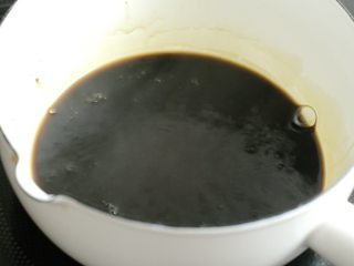 1、两种珍珠+波霸奶茶,红糖和水混合均匀，煮开。红糖要彻底溶解，不要有大颗的结块。