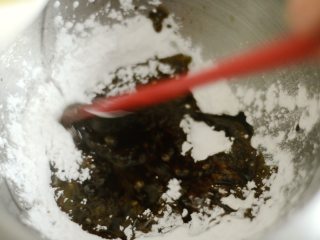 2、两种珍珠+波霸奶茶,将煮开的红糖水冲入木薯淀粉中，用力搅拌。