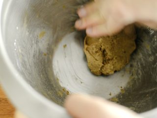 3、两种珍珠+波霸奶茶,成功的面团是固态的，表面没有光泽，失败的面团表面看上去有光泽，并且呈半流动状态。补救措施：煮一锅开水，取1/3失败的面团放入开水中，煮到面团浮起，捞出控干水分，放到失败的面团里揉一揉，直到面团成团不流动就可以了。