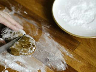 4、两种珍珠+波霸奶茶,将面团压成1cm厚的面饼，切割。