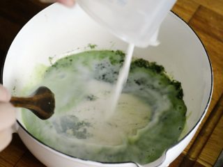7、两种珍珠+波霸奶茶,抹茶珍珠的制作：将抹茶粉和糖混合，再倒入少量牛奶搅拌均匀
