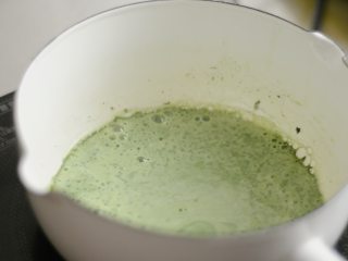 8、两种珍珠+波霸奶茶,再将全部牛奶倒入，煮开。