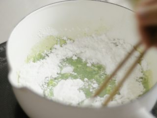 9、两种珍珠+波霸奶茶,将淀粉全部倒入煮开的牛奶糊中，用筷子快速搅拌