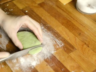 11、两种珍珠+波霸奶茶,同样揉成团，切割，滚圆，裹粉。