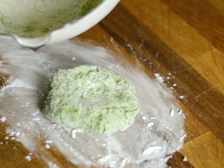 10、两种珍珠+波霸奶茶,刚混合好的面团质地不均匀，用力揉一揉，直到变成质地均匀的面团。