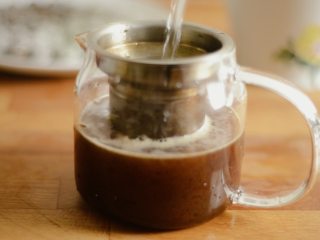 18、两种珍珠+波霸奶茶,自制奶茶：茶叶用港式奶茶专用的茶粉。煮开的水从高处冲入茶中，让全部茶叶充分受热，闷5分钟。再将茶和浓牛奶按喜好混合～