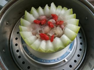 1、花生银耳冬瓜盅,准备材料。