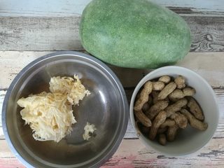 2、花生银耳冬瓜盅,银耳冷水泡发，花生洗净去皮。