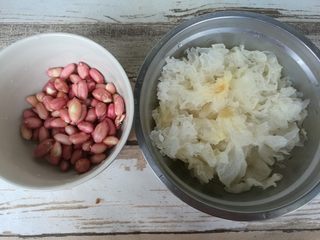 3、花生银耳冬瓜盅,冬瓜用挖球器尖头刻出花型，一分为二。