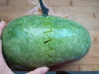 4、花生银耳冬瓜盅,用挖球器去掉瓜瓤。