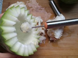 5、花生银耳冬瓜盅,砂锅坐火上，加入清水适量，煮开后放入银耳，小火慢煮50分钟，至银耳有了粘性，出现胶状。