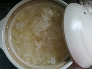 6、花生银耳冬瓜盅,放入花生继续小火慢炖10分钟。