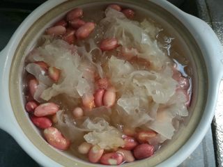 7、花生银耳冬瓜盅,加入冰糖继续慢煮5分钟。