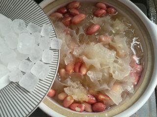 8、花生银耳冬瓜盅,取出放入冬瓜盅内，另坐锅，烧开后，放入冬瓜盅，中火蒸20分钟至冬瓜熟。