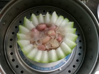 9、花生银耳冬瓜盅,出锅前撒入几粒枸杞子即可。