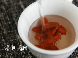 2、桂圆红枣鸡蛋糖水—一碗暖心又暖胃，尤其适合女生的糖水,枸杞浸泡，备用。