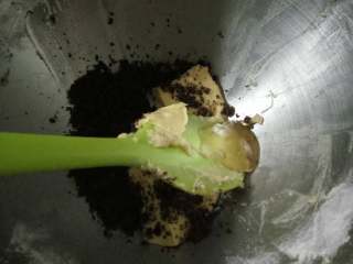 1、消化饼干,黄油加红糖和麦芽糖略打发