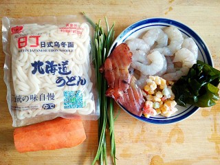 1、海鲜乌冬面（炒）,准备食材。裙带菜提前泡发，鱿鱼耳是烤熟的。
