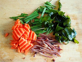 2、海鲜乌冬面（炒）,韭菜洗净切段，鱿鱼耳切丝，胡萝卜和裙带菜随意切切就行。