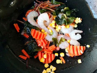 3、海鲜乌冬面（炒）,锅中适量橄榄油烧热后下入各种蔬菜，海鲜（可换成肉类）。