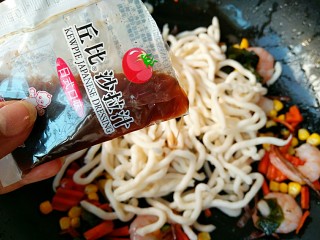 5、海鲜乌冬面（炒）,加入日式沙拉汁。