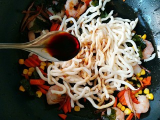 6、海鲜乌冬面（炒）,再加入日式酱油。