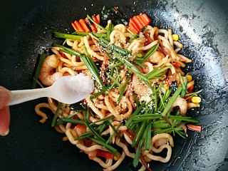 7、海鲜乌冬面（炒）,最后放入韭菜段，适量的鸡精和盐。