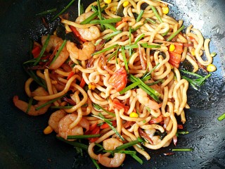 8、海鲜乌冬面（炒）,大火翻炒均匀即可。