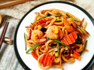 9、海鲜乌冬面（炒）,装盘。