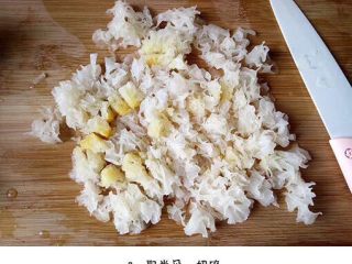 3、养颜清肺银耳羹,把银耳切成碎块