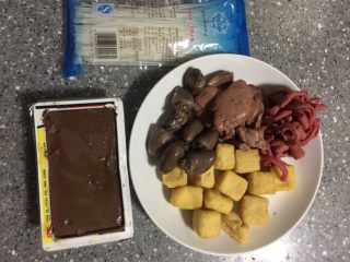 1、鸭血粉丝汤,备齐原材料。