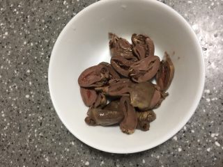 2、鸭血粉丝汤,鸭心切片。
