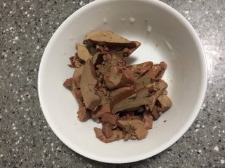 3、鸭血粉丝汤,鸭肝切小块。