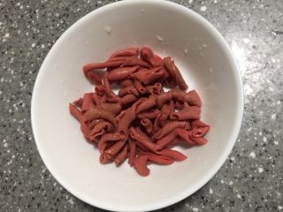5、鸭血粉丝汤,鸭肠切段。