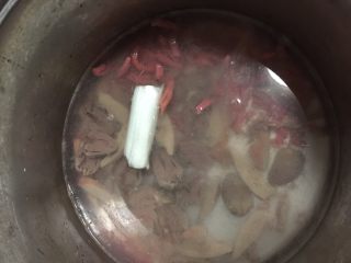 6、鸭血粉丝汤,将鸭的内脏加水，葱、料酒。