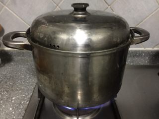 7、鸭血粉丝汤,大火煮开，转小火煮15分钟。