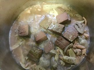9、鸭血粉丝汤,将鸭血切片，放入，煮5分钟。