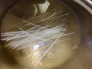 10、鸭血粉丝汤,放入粉丝，继续煮5分钟。