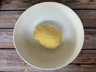 4、红糖南瓜饼,揉成光滑有韧性的面团