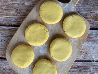 5、红糖南瓜饼,面揉好后揪成小面团，用手掌揉压成圆饼状