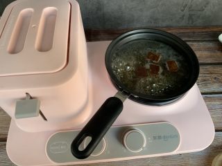 6、红糖南瓜饼,早餐机煎锅加适量红糖和水煮至红糖化开