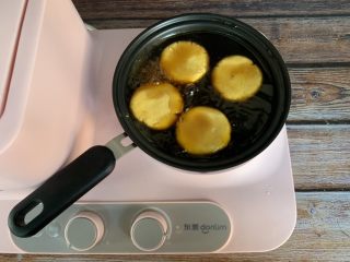 7、红糖南瓜饼,放入南瓜饼煮七八分钟