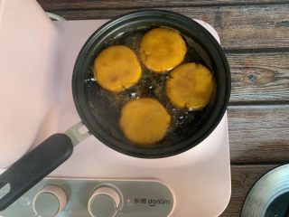 8、红糖南瓜饼,注意中间翻面并拔动