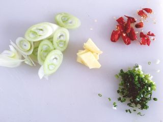 1、羊杂火锅养生暖胃,将生姜洗净后切片，大葱洗净后切片，小葱洗净后切末，红尖椒切段