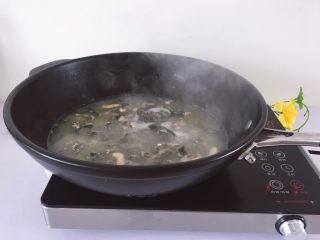 2、羊杂火锅养生暖胃,锅里放水烧热后加入羊杂